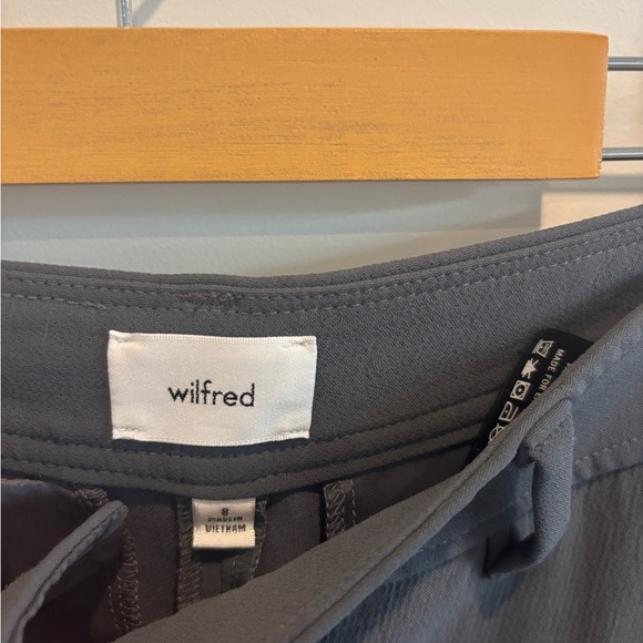 Aritzia Wilfred Project Cargo Pant in a high-rise style and Coal Grey color - Picture 3 of 5